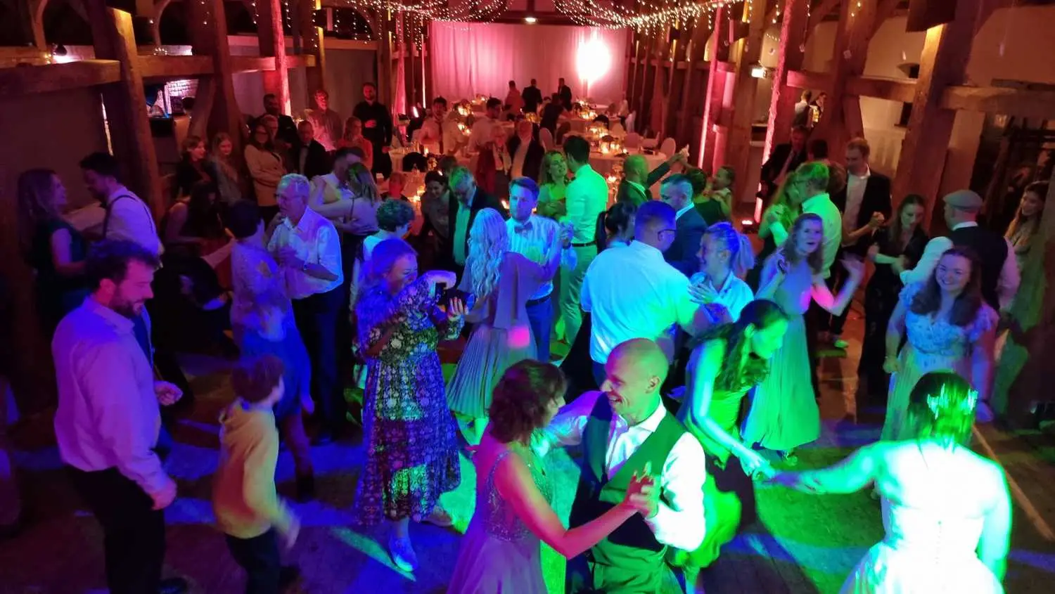 Read more about the article “Tanzflächen-Zauber: Wie ein Hochzeits-DJ in Kiel die Party zum Leben erweckt”
